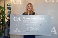 Steffi Graf with a chque for her Foundation, Children For Tomorrow (Image via Getty)